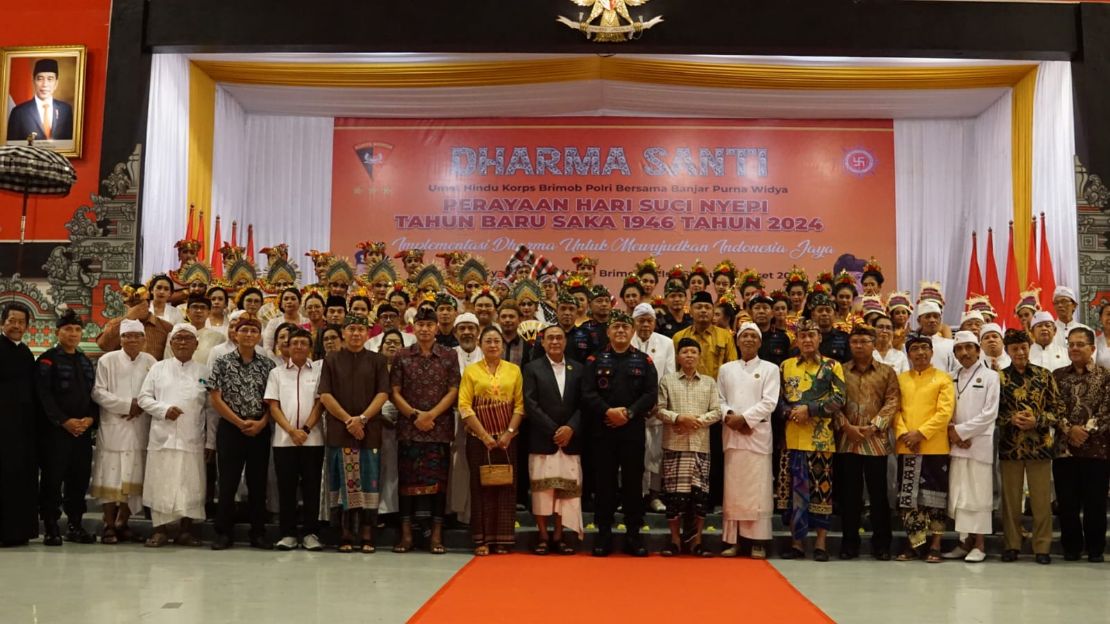 Danjen Korps Brimob Polri, Dirjen Bimas Hindu Kemenag RI, Ketua Banjar Purna Widya dan tamu undangan berfoto bersama pengisi acara.