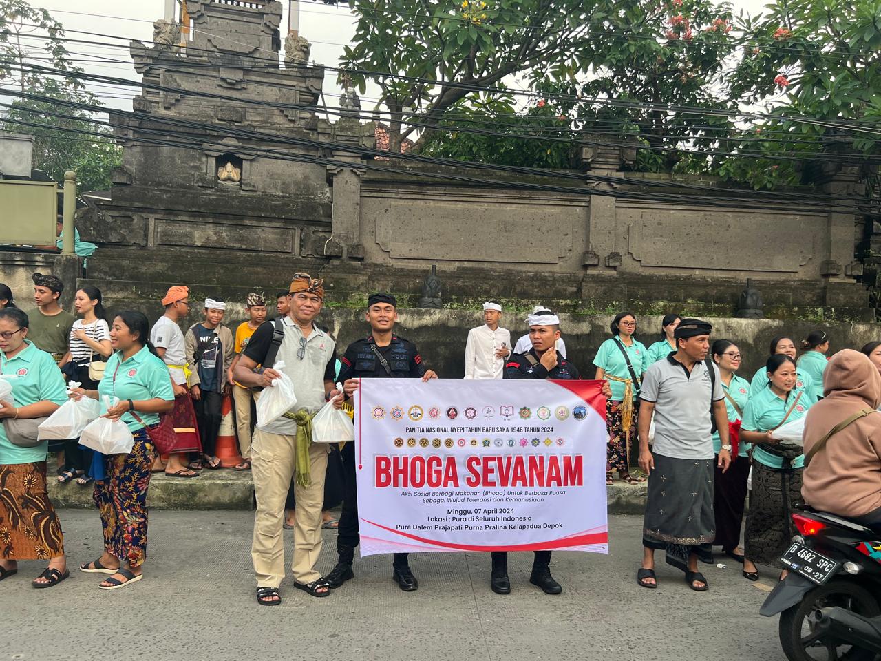 Segenap pengurus dan warga Banjar Purna Widya melaksanakan kegiatan Bhoga Sevanam di Pura Prajaniti Purna Pralina Kelapadua