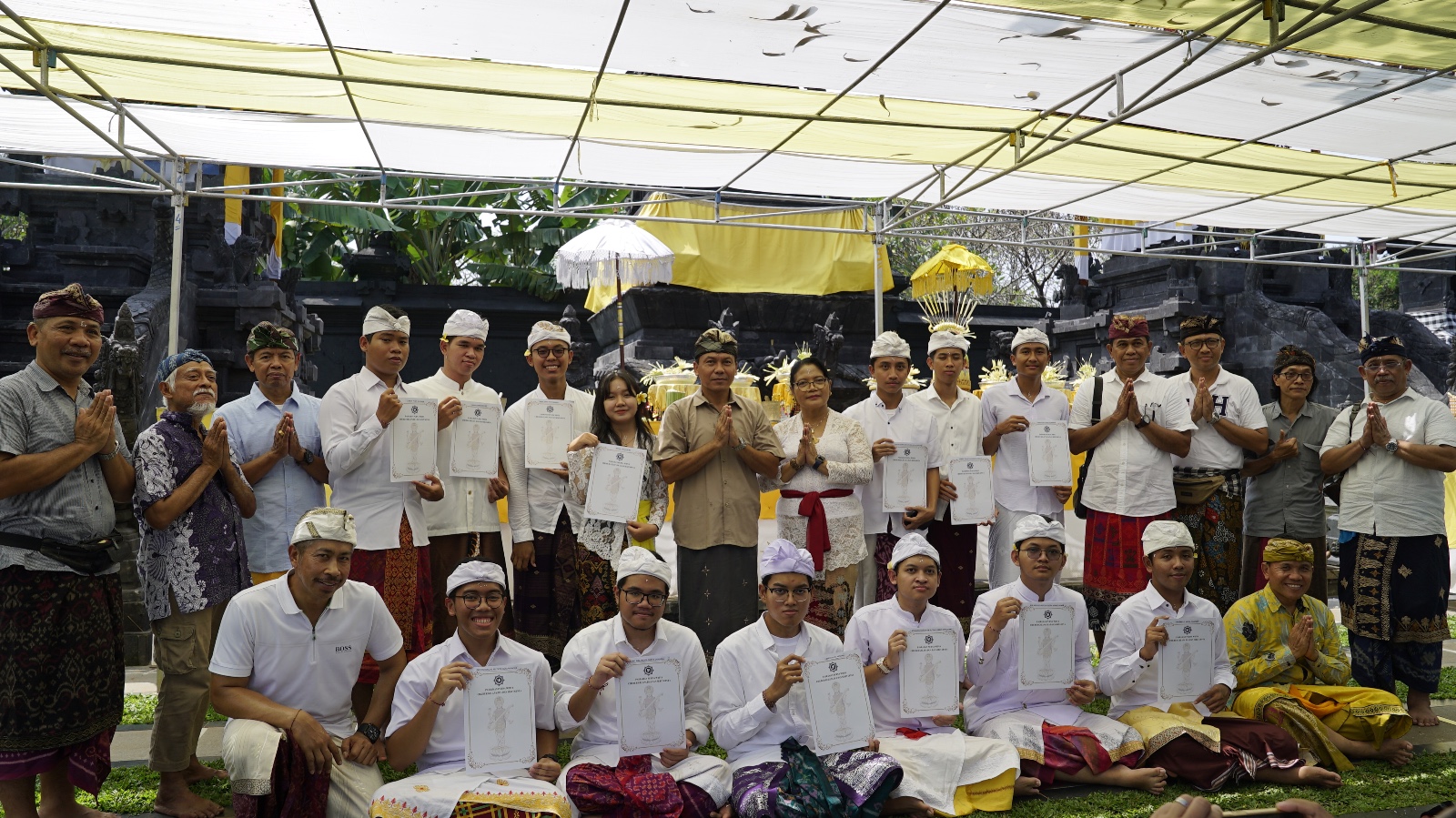 Pengurus Banjar dan Dewan Guru Pasraman Purna Widya bersama Murid-murid XII yang lulus pada tahun 2024