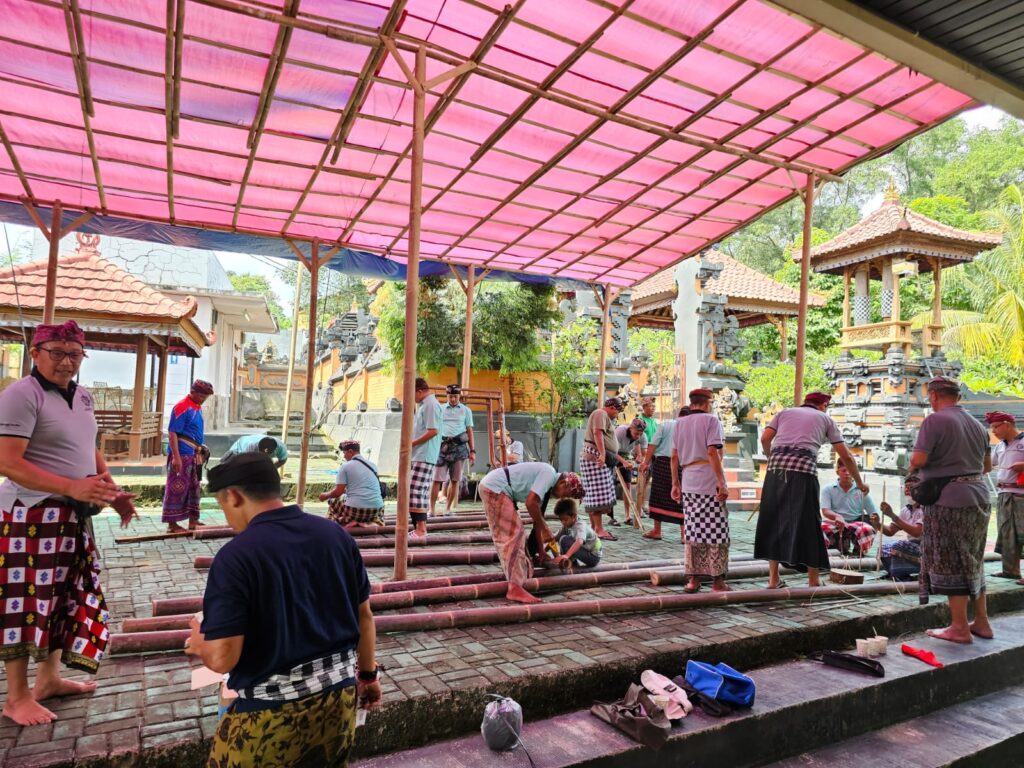 Warga Banjar Purna Widya mengerjakan Tetaring dan Uperangga