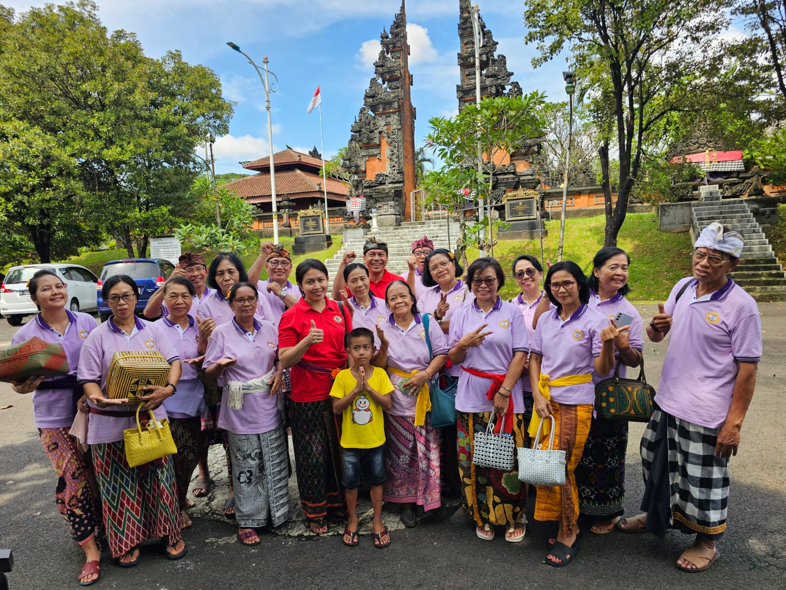Pengayah Banjar Purna Widya di Pura Agung Taman Sari Halim Perdanakusuma