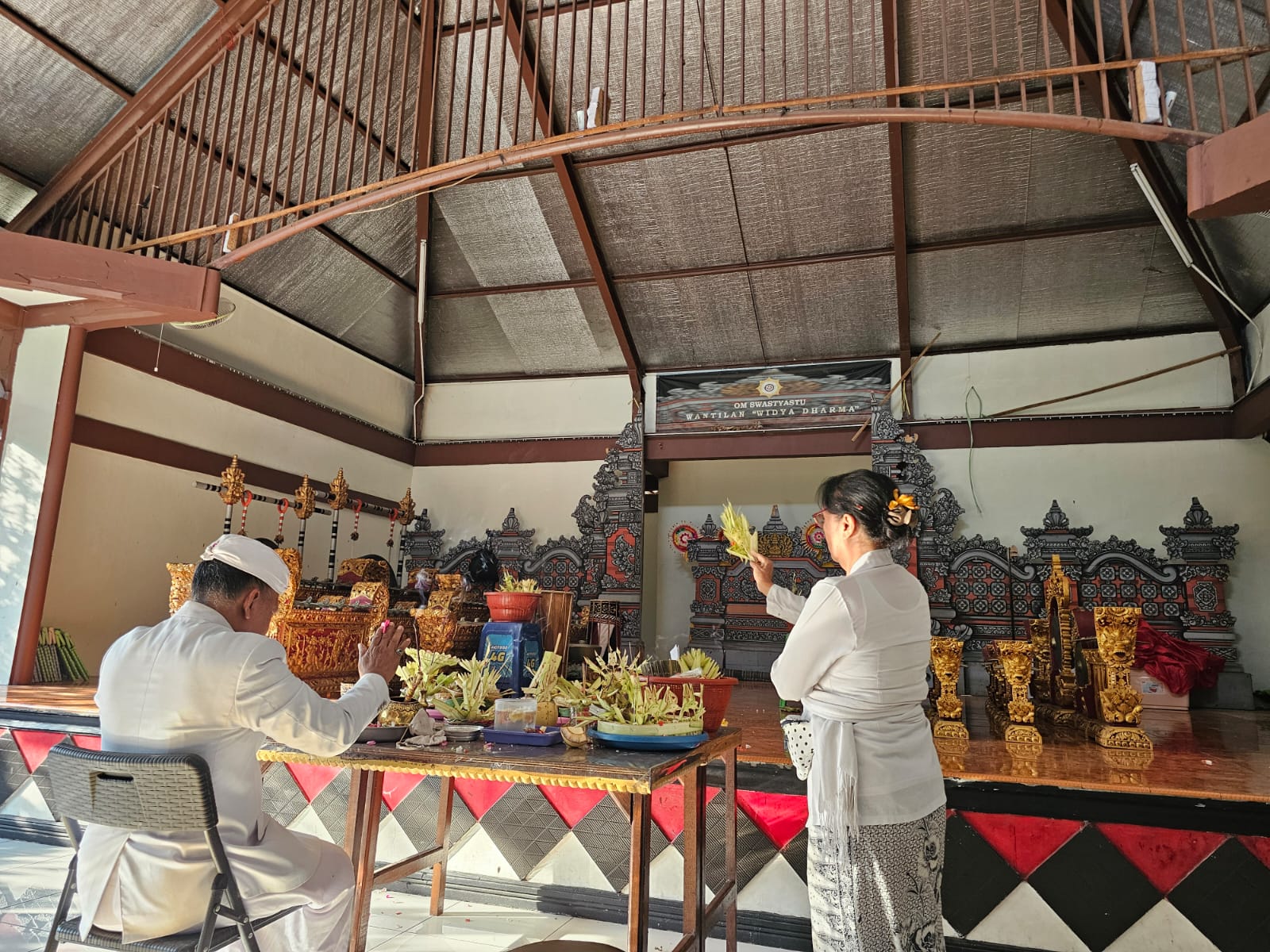 Ngodalin Gong Banjar Purna Widya pada Tumpek Krulut