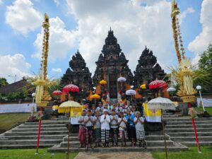 Pengayah Banjar Purna Widya di Pura Agung Taman Sari Halim Perdanakusuma