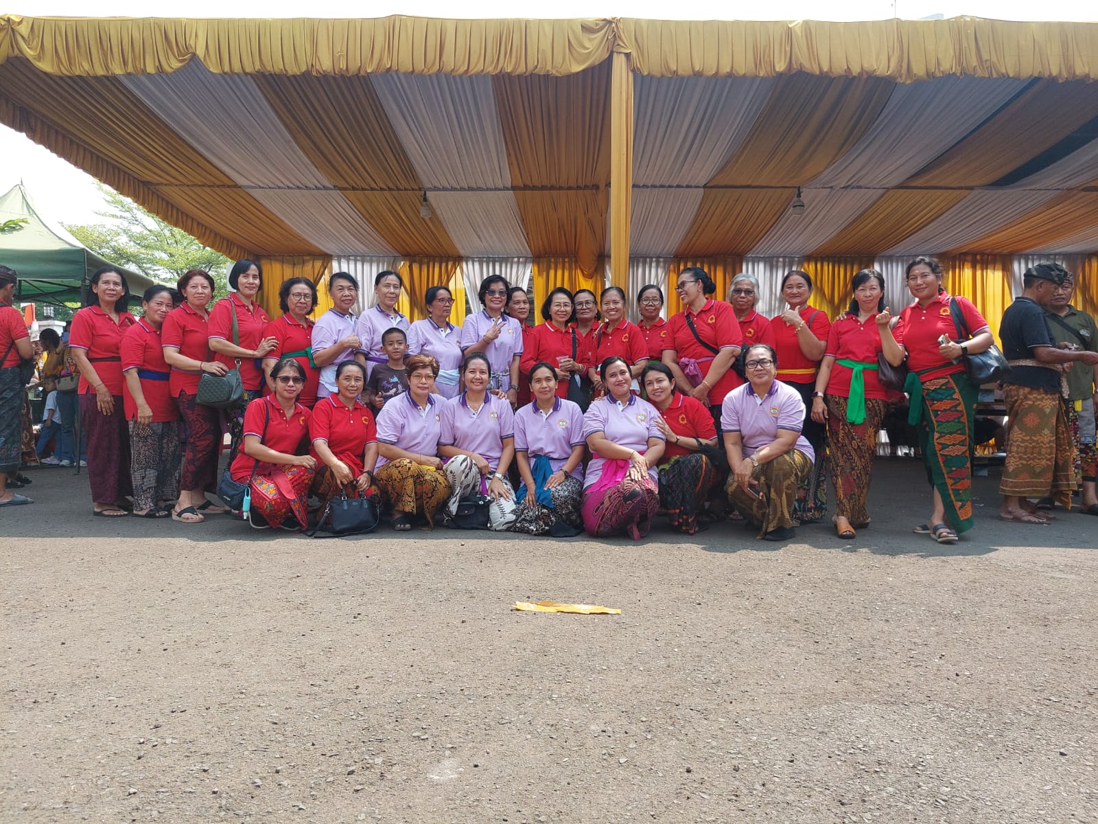 Warga Banjar Purna Widya Ngayah Ring Pura Wira Santi Dharma Sentul Bogor