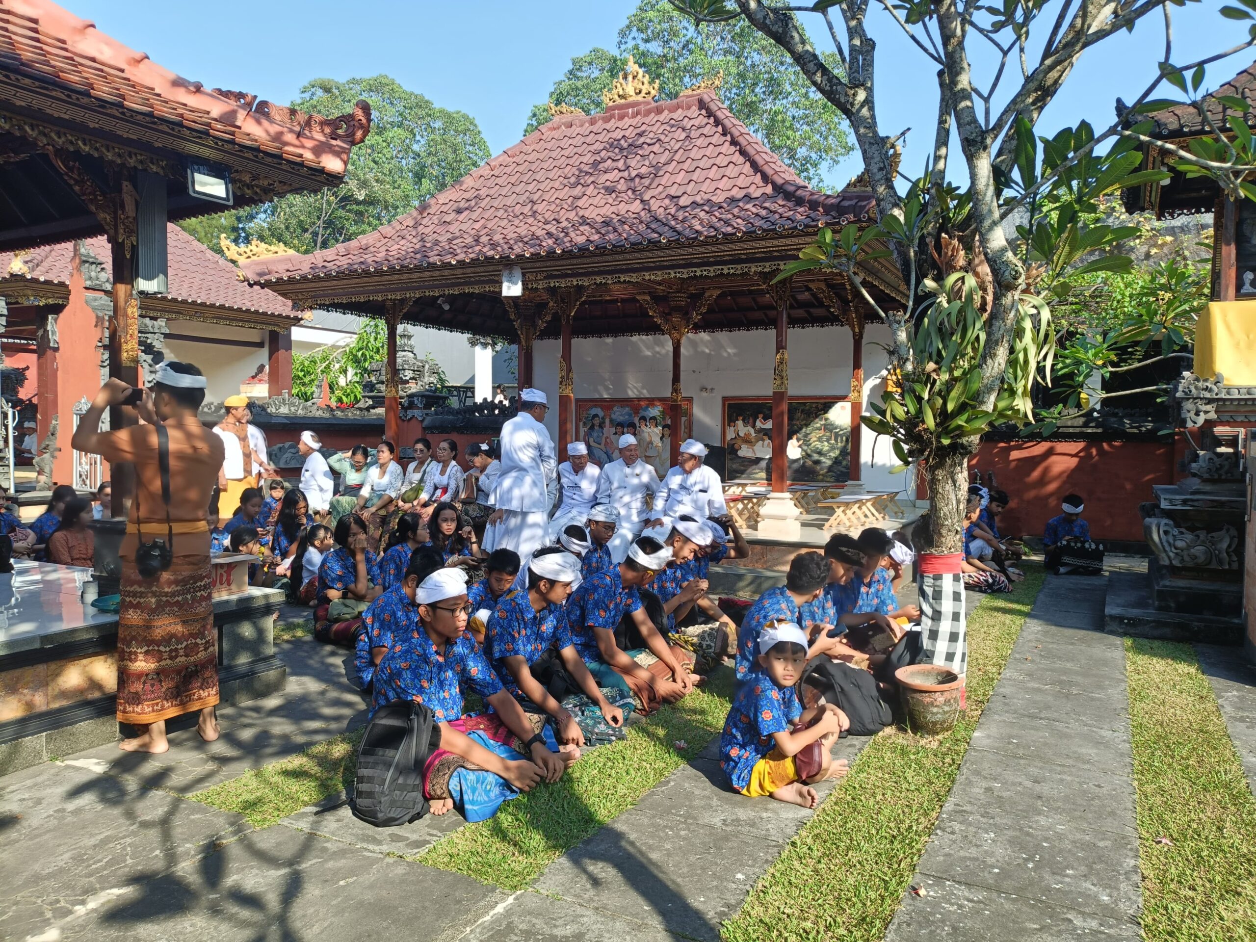Murid-murid Pasraman Purna Widya mengikuti Upacara Upanayana di Pura Widya Dharma Cibubur